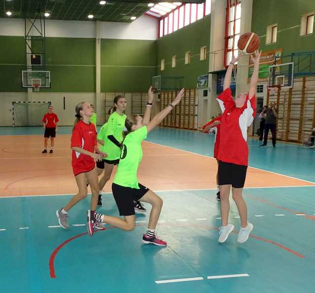 [FOTO/WYNIKI] Dziewczęta z klas 7-8 rywalizowały w turnieju koszykówki