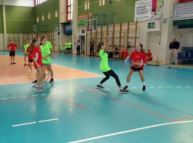 [FOTO/WYNIKI] Dziewczęta z klas 7-8 rywalizowały w turnieju koszykówki