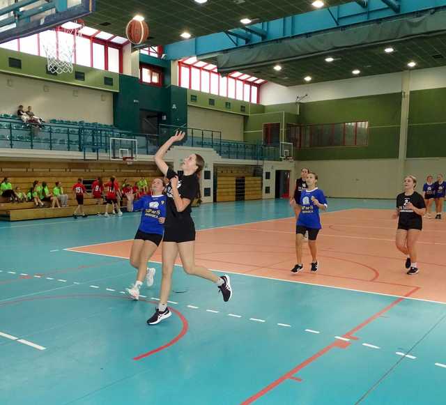 [FOTO/WYNIKI] Dziewczęta z klas 7-8 rywalizowały w turnieju koszykówki