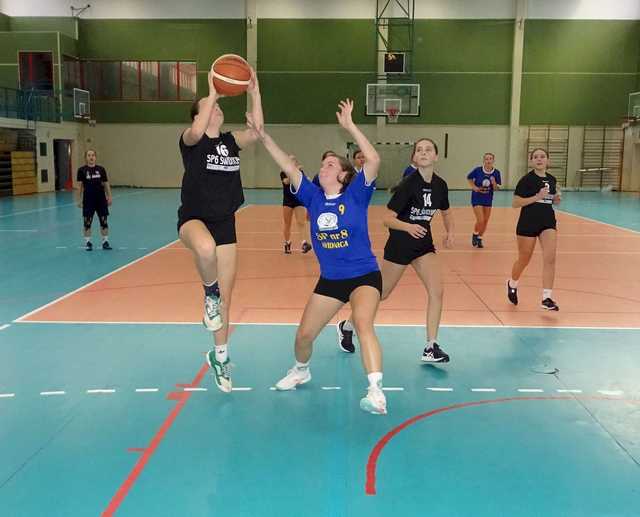 [FOTO/WYNIKI] Dziewczęta z klas 7-8 rywalizowały w turnieju koszykówki