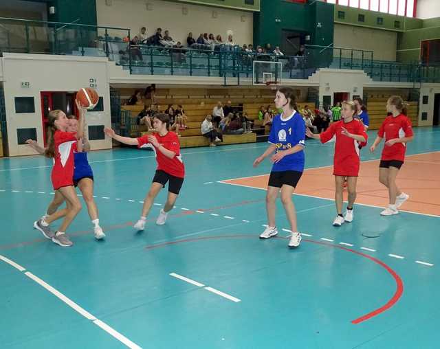 [FOTO/WYNIKI] Dziewczęta z klas 7-8 rywalizowały w turnieju koszykówki