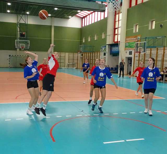 [FOTO/WYNIKI] Dziewczęta z klas 7-8 rywalizowały w turnieju koszykówki