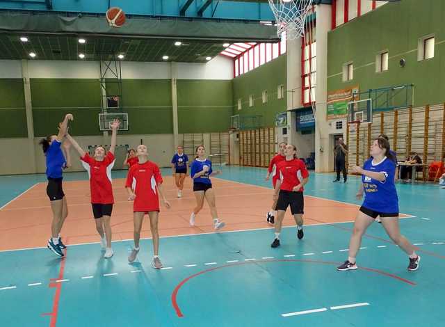 [FOTO/WYNIKI] Dziewczęta z klas 7-8 rywalizowały w turnieju koszykówki