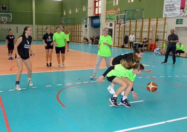 [FOTO/WYNIKI] Dziewczęta z klas 7-8 rywalizowały w turnieju koszykówki