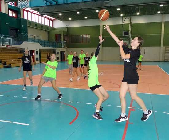 [FOTO/WYNIKI] Dziewczęta z klas 7-8 rywalizowały w turnieju koszykówki