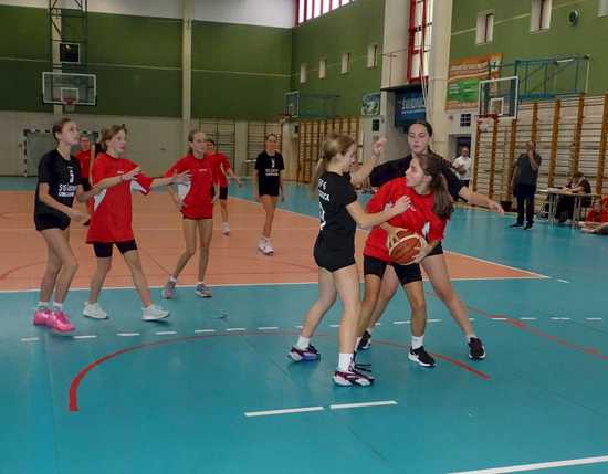 [FOTO/WYNIKI] Dziewczęta z klas 7-8 rywalizowały w turnieju koszykówki