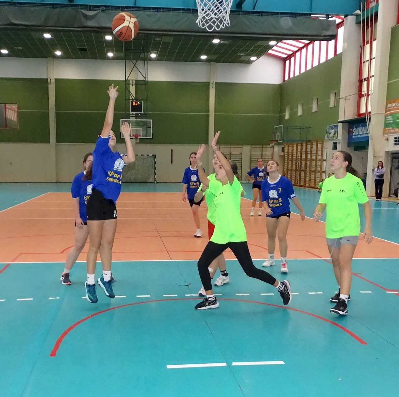 [FOTO/WYNIKI] Dziewczęta z klas 7-8 rywalizowały w turnieju koszykówki