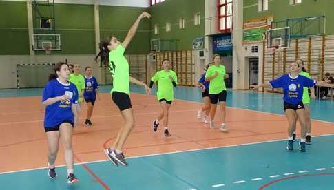 [FOTO/WYNIKI] Dziewczęta z klas 7-8 rywalizowały w turnieju koszykówki