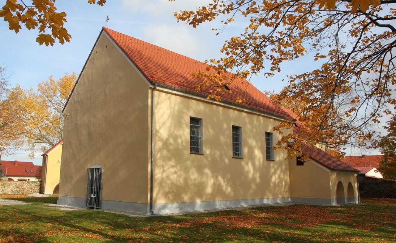[FOTO] Zakończono prace przy elewacji kościoła w Szymanowie