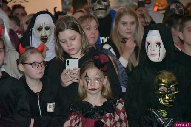 [VIDEO, FOTO] Nietoperze, czarownice, szkielety, demoniczne dynie, a nawet śmierć czyli Halloween w Imbramowicach