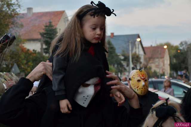 [VIDEO, FOTO] Nietoperze, czarownice, szkielety, demoniczne dynie, a nawet śmierć czyli Halloween w Imbramowicach