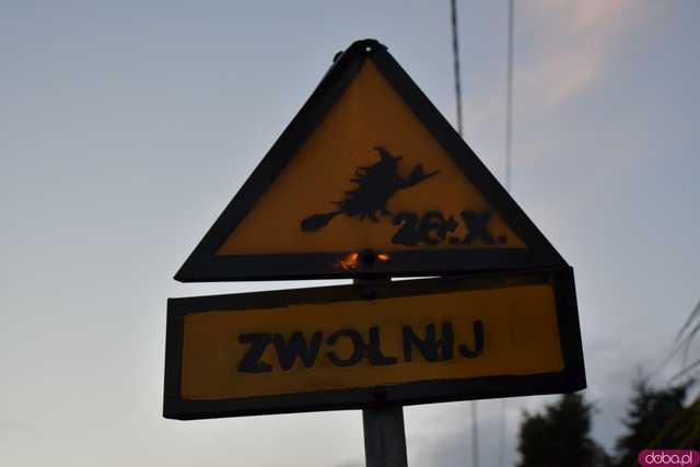 [VIDEO, FOTO] Nietoperze, czarownice, szkielety, demoniczne dynie, a nawet śmierć czyli Halloween w Imbramowicach