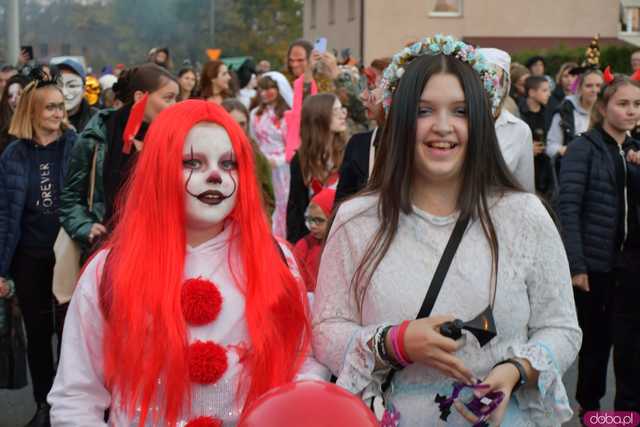 [VIDEO, FOTO] Nietoperze, czarownice, szkielety, demoniczne dynie, a nawet śmierć czyli Halloween w Imbramowicach