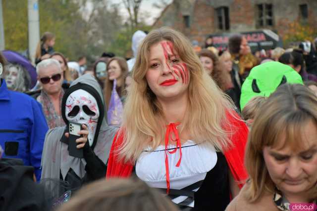 [VIDEO, FOTO] Nietoperze, czarownice, szkielety, demoniczne dynie, a nawet śmierć czyli Halloween w Imbramowicach