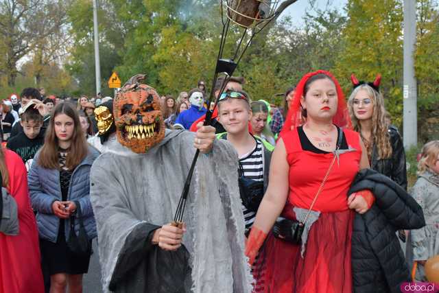 [VIDEO, FOTO] Nietoperze, czarownice, szkielety, demoniczne dynie, a nawet śmierć czyli Halloween w Imbramowicach