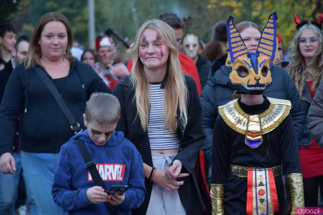 [VIDEO, FOTO] Nietoperze, czarownice, szkielety, demoniczne dynie, a nawet śmierć czyli Halloween w Imbramowicach