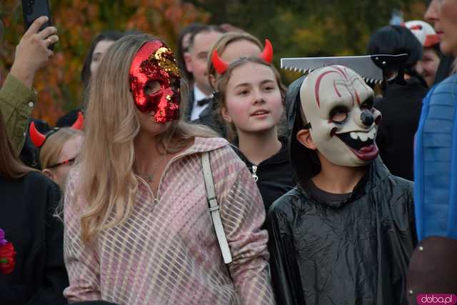 [VIDEO, FOTO] Nietoperze, czarownice, szkielety, demoniczne dynie, a nawet śmierć czyli Halloween w Imbramowicach
