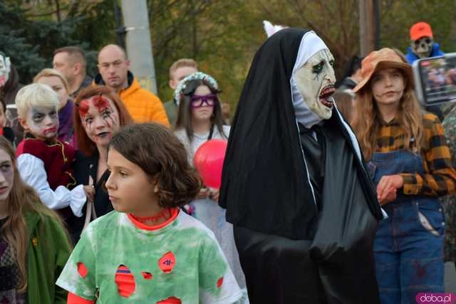 [VIDEO, FOTO] Nietoperze, czarownice, szkielety, demoniczne dynie, a nawet śmierć czyli Halloween w Imbramowicach