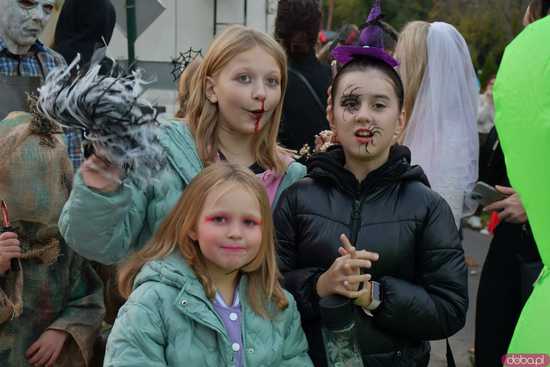 [VIDEO, FOTO] Nietoperze, czarownice, szkielety, demoniczne dynie, a nawet śmierć czyli Halloween w Imbramowicach