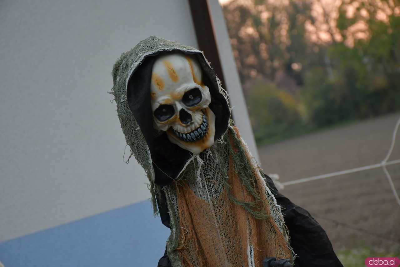 [VIDEO, FOTO] Nietoperze, czarownice, szkielety, demoniczne dynie, a nawet śmierć czyli Halloween w Imbramowicach