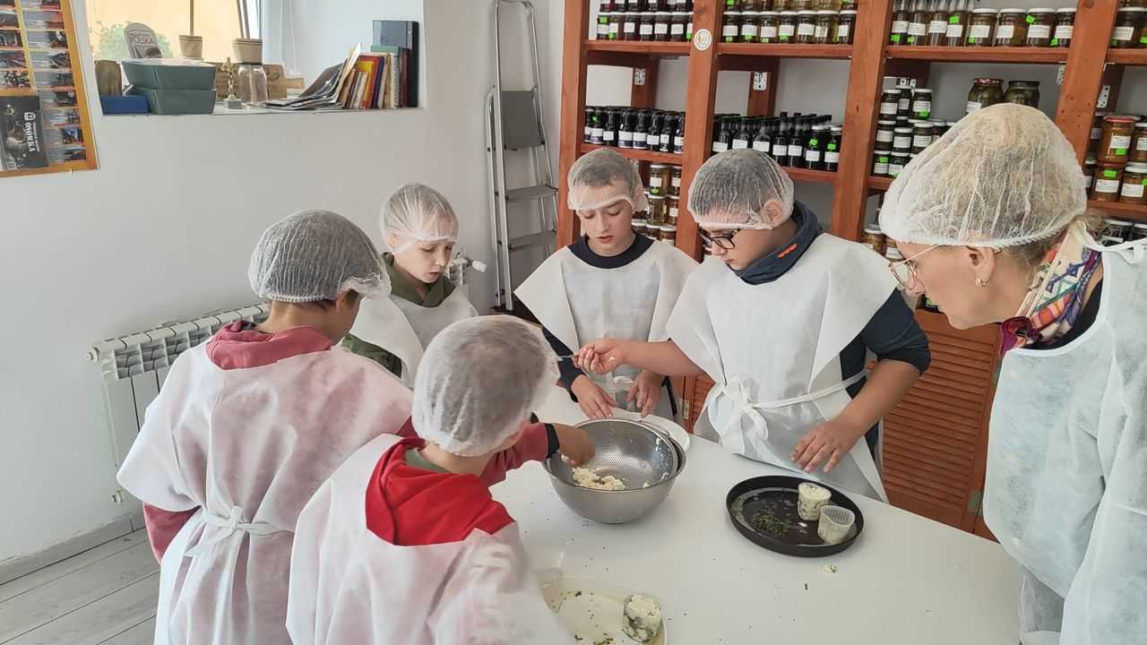 [FOTO] Uczniowie z Witoszowa Dolnego odwiedzili zagrodę Serów Lutomierskich
