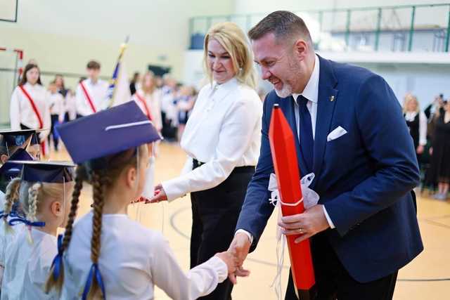 [FOTO] Pierwoszoklasiści z Imbramowic złożyli ślubowanie