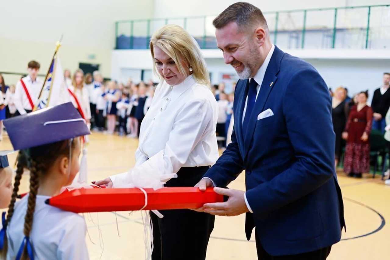 [FOTO] Pierwoszoklasiści z Imbramowic złożyli ślubowanie