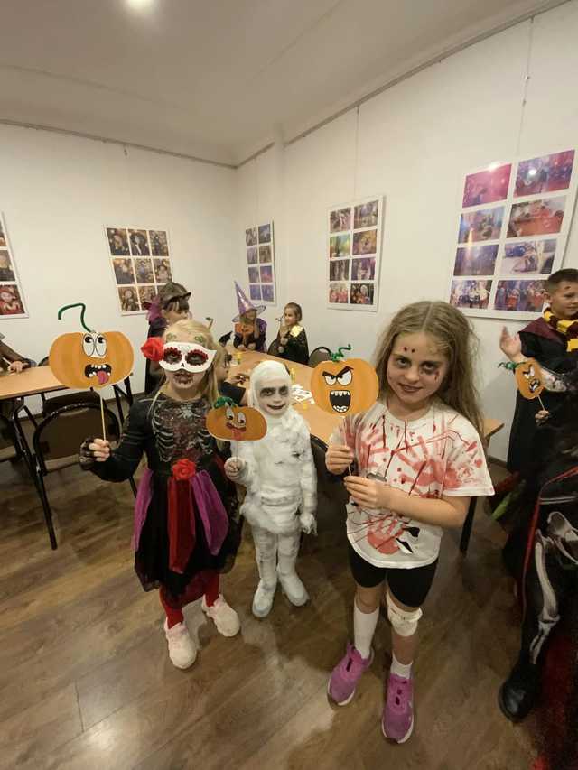 [FOTO] Od wampirów po czarodziejów. Najmłodsi bawili się na Balu Halloweenowym