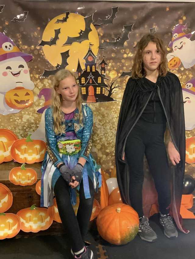 [FOTO] Od wampirów po czarodziejów. Najmłodsi bawili się na Balu Halloweenowym