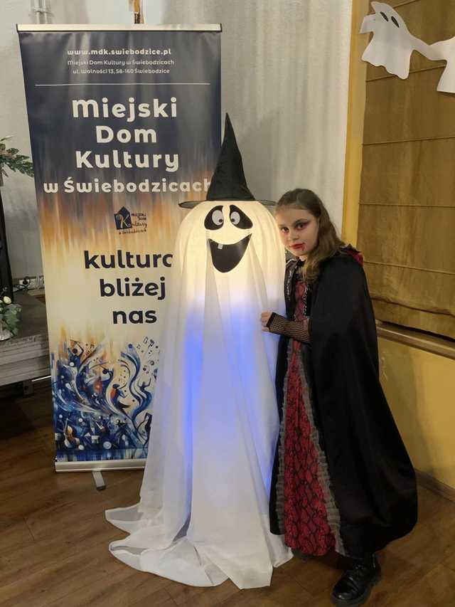 [FOTO] Od wampirów po czarodziejów. Najmłodsi bawili się na Balu Halloweenowym