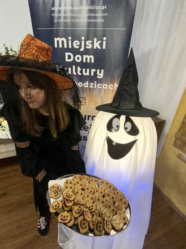 [FOTO] Od wampirów po czarodziejów. Najmłodsi bawili się na Balu Halloweenowym