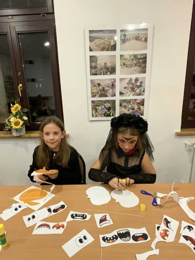 [FOTO] Od wampirów po czarodziejów. Najmłodsi bawili się na Balu Halloweenowym