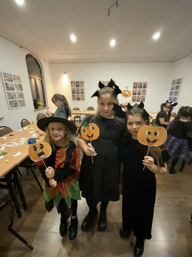 [FOTO] Od wampirów po czarodziejów. Najmłodsi bawili się na Balu Halloweenowym