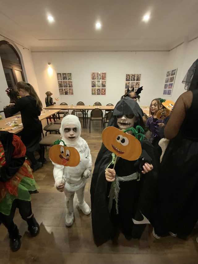 [FOTO] Od wampirów po czarodziejów. Najmłodsi bawili się na Balu Halloweenowym