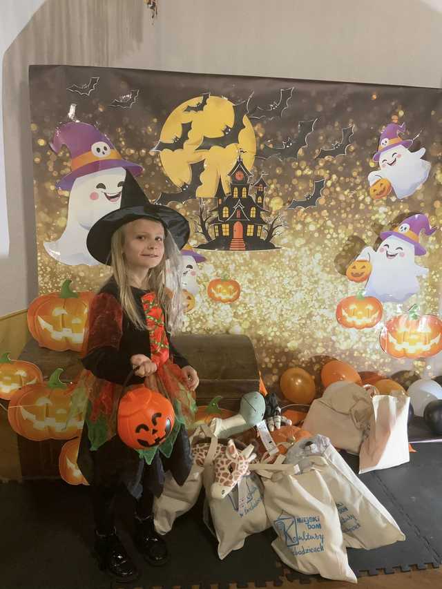 [FOTO] Od wampirów po czarodziejów. Najmłodsi bawili się na Balu Halloweenowym