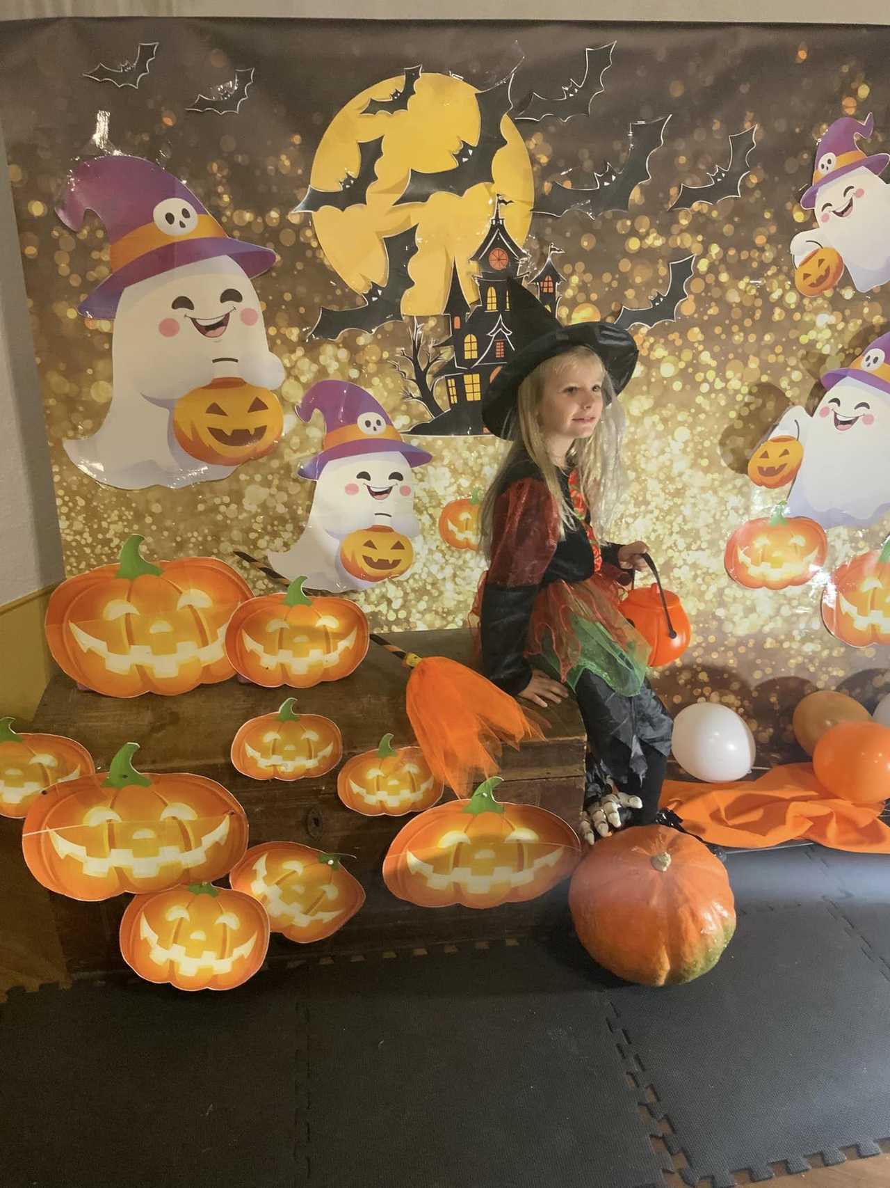 [FOTO] Od wampirów po czarodziejów. Najmłodsi bawili się na Balu Halloweenowym