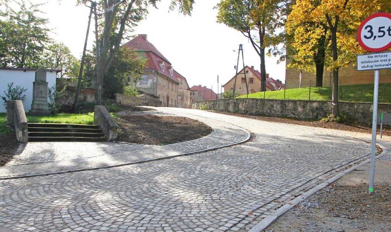 [FOTO] Zakończyła się przebudowa ul. Kościelnej w Dobromierzu