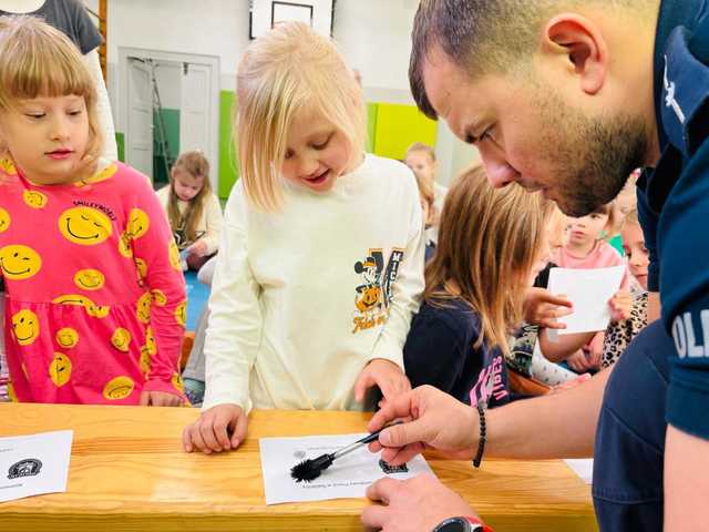 [FOTO] Funkcjonariusz świdnickiej komendy odwiedził uczniów z NSP Bliżej Dziecka