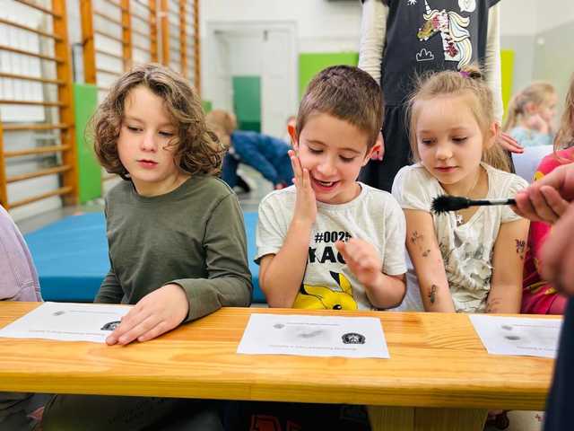 [FOTO] Funkcjonariusz świdnickiej komendy odwiedził uczniów z NSP Bliżej Dziecka