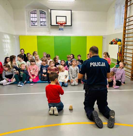 [FOTO] Funkcjonariusz świdnickiej komendy odwiedził uczniów z NSP Bliżej Dziecka