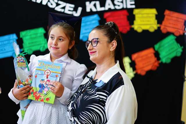 [FOTO] Pasowanie uczniów z podstawówki w Mrowinach