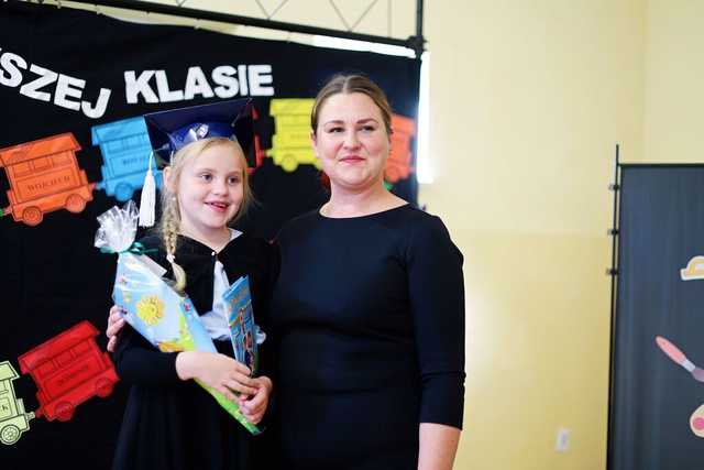 [FOTO] Pasowanie uczniów z podstawówki w Mrowinach