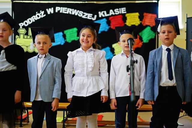 [FOTO] Pasowanie uczniów z podstawówki w Mrowinach