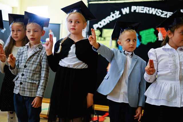 [FOTO] Pasowanie uczniów z podstawówki w Mrowinach