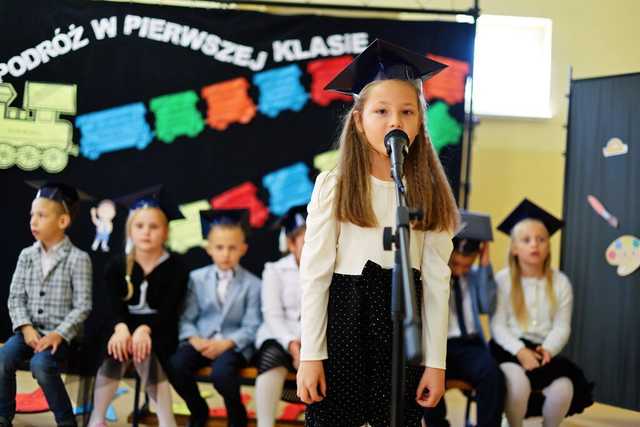 [FOTO] Pasowanie uczniów z podstawówki w Mrowinach