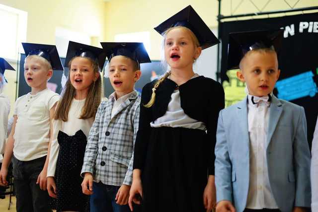 [FOTO] Pasowanie uczniów z podstawówki w Mrowinach