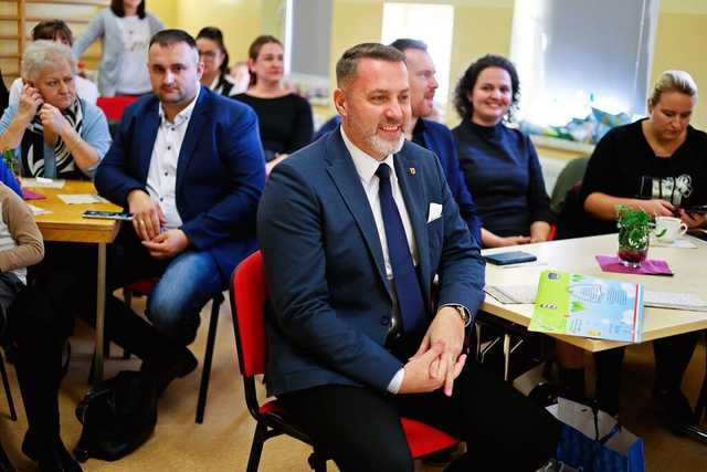 [FOTO] Pasowanie uczniów z podstawówki w Mrowinach