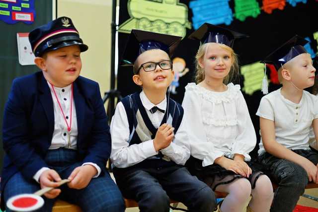 [FOTO] Pasowanie uczniów z podstawówki w Mrowinach