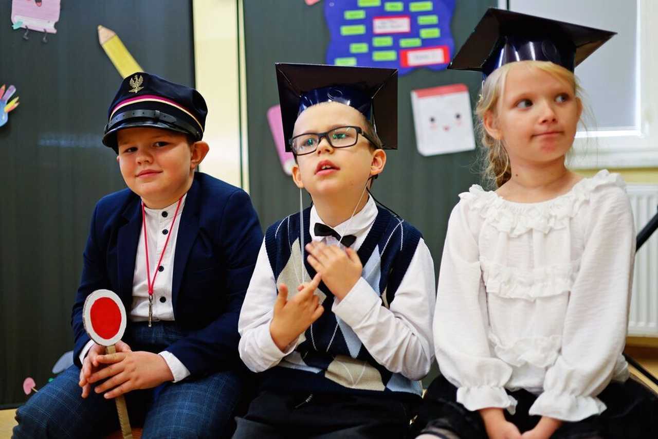 [FOTO] Pasowanie uczniów z podstawówki w Mrowinach