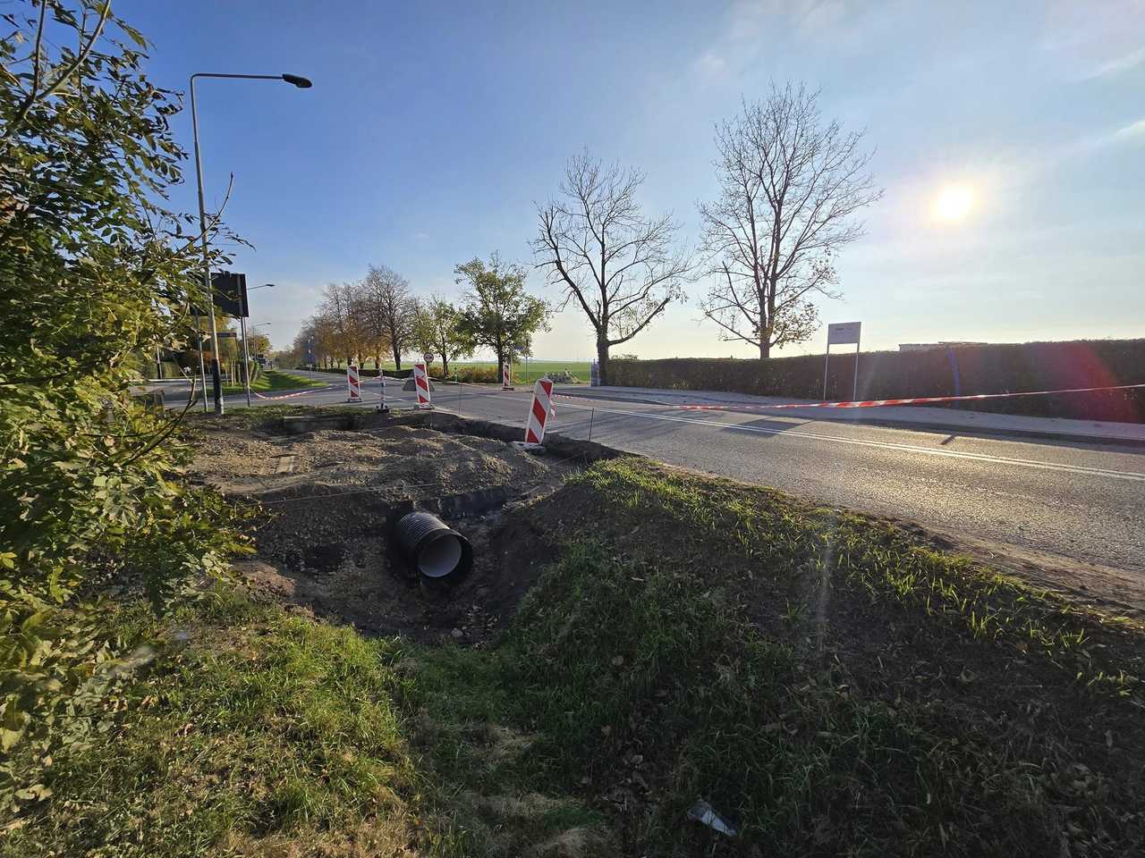 [FOTO] Przy ul. Armii Krajowej w Żarowie powstaje bezpieczne przejście dla pieszych